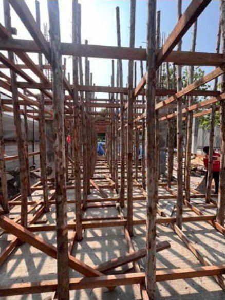 งานโครงสร้าง WECON — ค้ำยันใต้พื้น จัดวางเป็นระเบียบทั้งชั้น