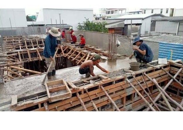 งานโครงสร้าง WECON — ยกแผ่นพื้นสำเร็จเข้าตำแหน่ง วางตามผังที่กำหนด