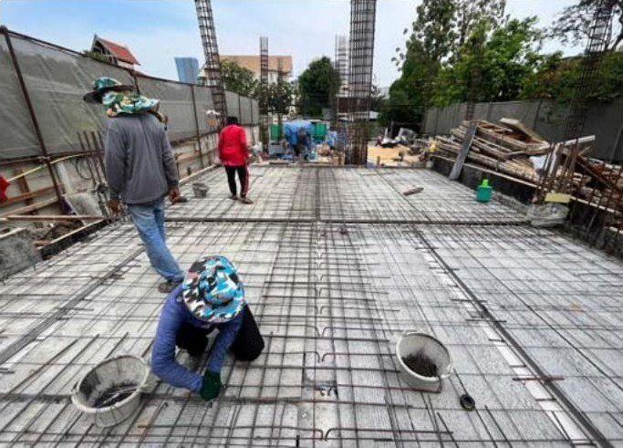 งานโครงสร้าง WECON — ทีมงานเทและปาดคอนกรีตพร้อมกันทั้งแผง