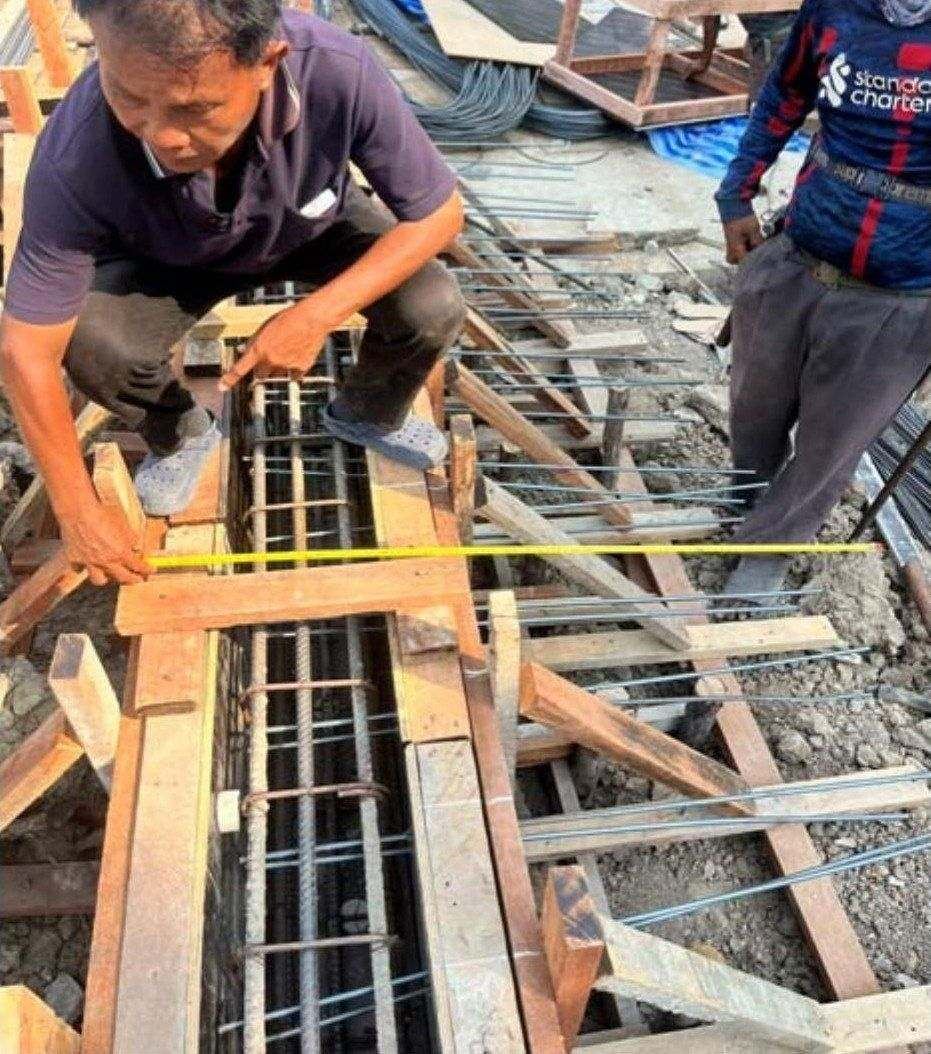 งานโครงสร้าง WECON — ผูกเหล็กเสาและติดลูกปูนกันระยะหุ้มคอนกรีต