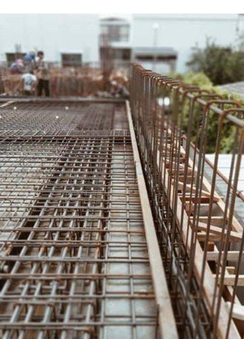 งานโครงสร้าง WECON — ตะแกรงเหล็กพื้นชั้นล่าง เรียงระยะสม่ำเสมอทั้งผืน